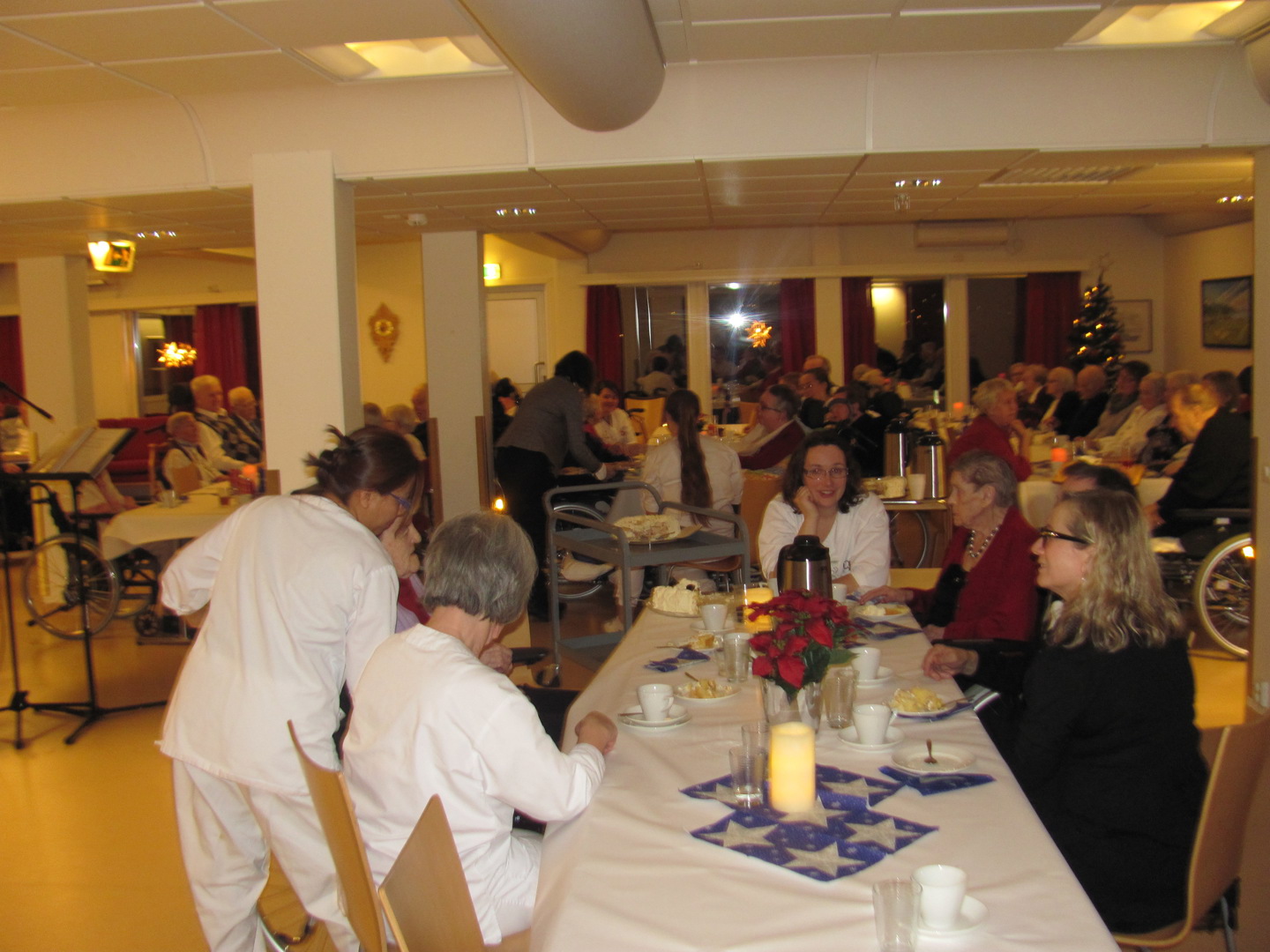 Julebord for beboere på Sørreisa Omsorgssenter.